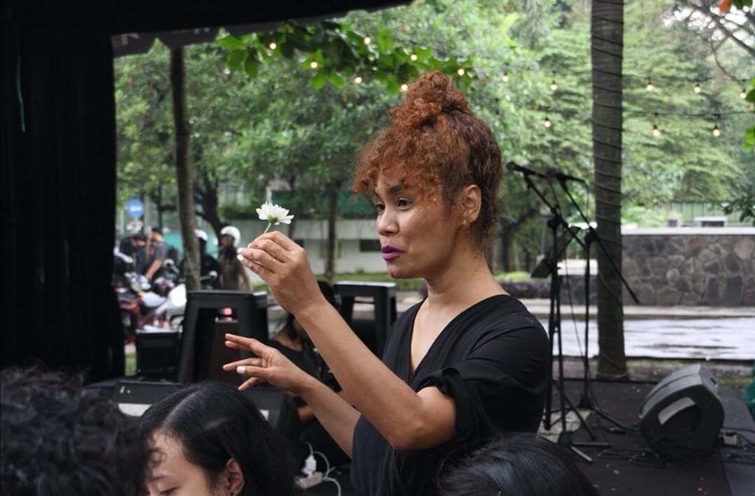 Selain menulis, Theoresia aktif menjadi pemateri lokakarya kepenulisan dan seminar-seminar public speaking